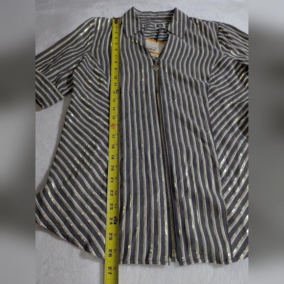 Anne Klein Gold & Grey Shirt, Striped & Sparkles, Short Sleeve, Size Small - Picture 5 of 7